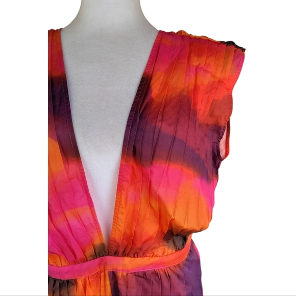 Pretty Little Things Pink Wave Print Pleated Shoulder Plunge Romper Size 12 NWT - Picture 5 of 9